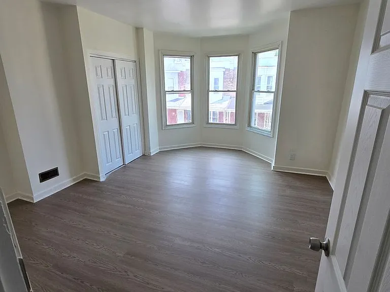 47 N Hobart St — Photo 8
