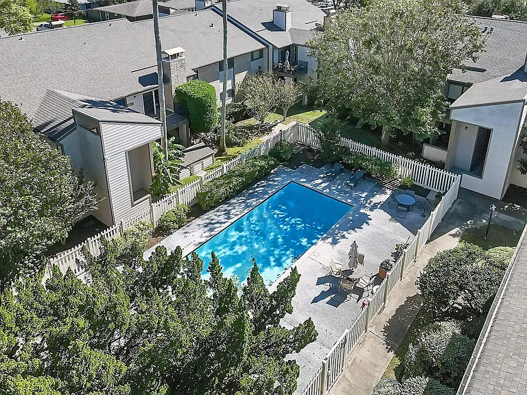 7134 N Holiday Dr — Photo 6