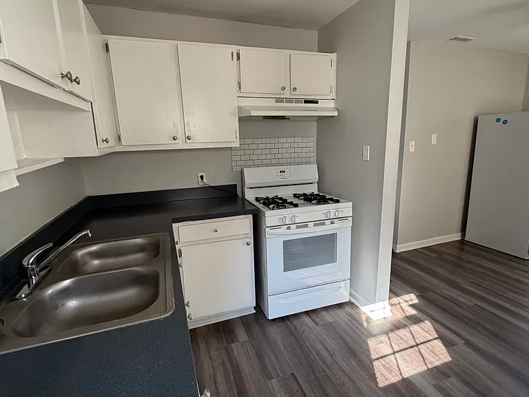 3013 Wedgedale Ave — Photo 4