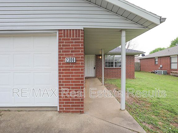 5th image of 2306 W Roselawn St