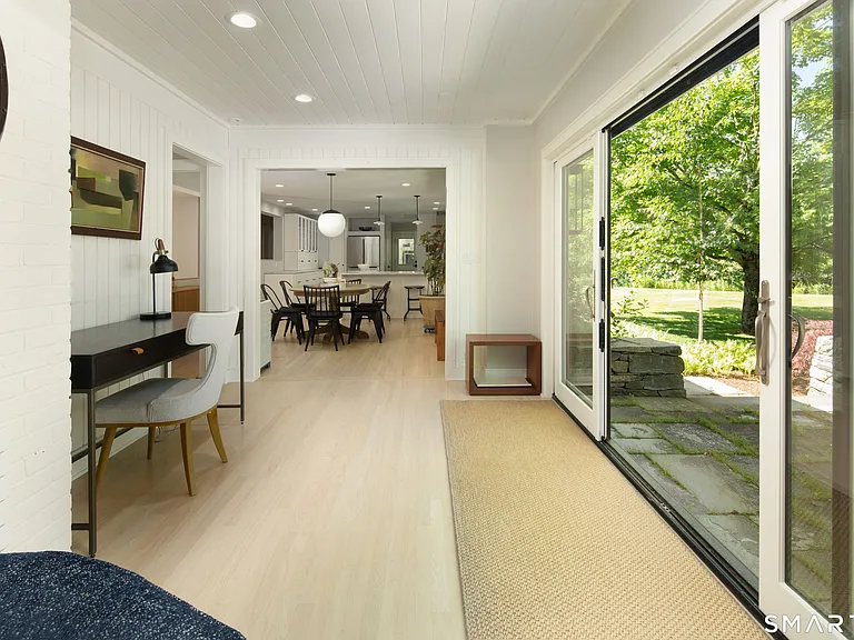 54 Robin Hill Ln — Photo 8