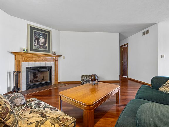 4th image of 2733 Carol Pl
