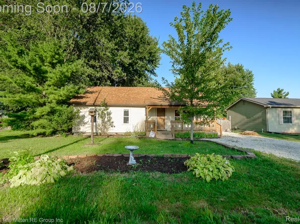 26247 Weigel Rd, New Boston, MI 48164
