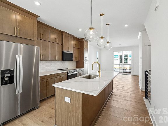 5th image of 4038 Sophia Dr