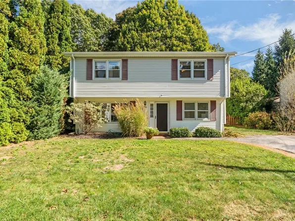 121 Spice Bush Trl, Narragansett, RI 02882