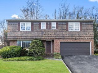 16 Reyna Ln, New Rochelle, NY 10804