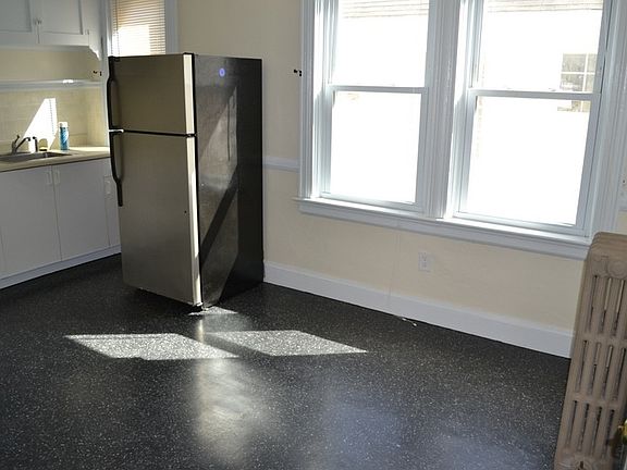 3rd image of 124 Pembroke Ave #2