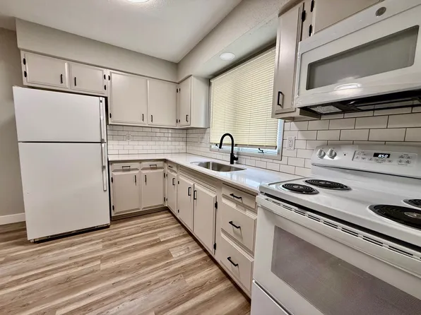 1710 Carriage Hill Dr, Waterloo, IA 50701