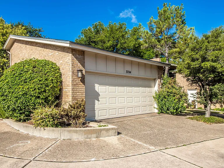 3704 Hulen Park Dr — Photo 1