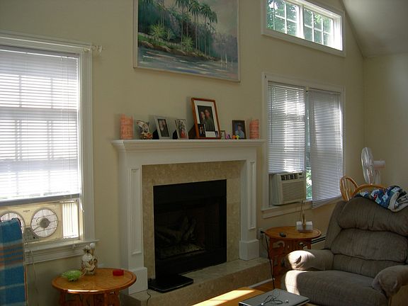 Living room w/gas fireplace