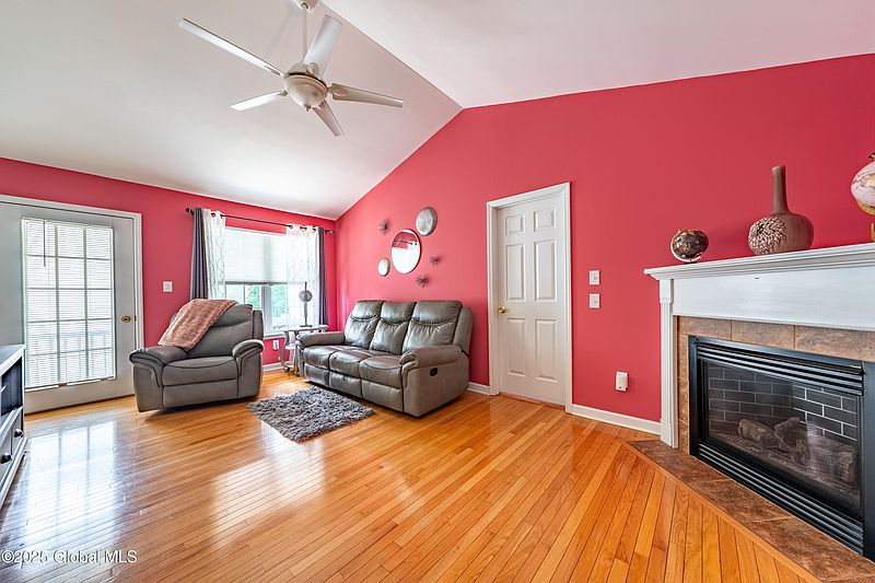 3rd image of 106 Morning Glory Way