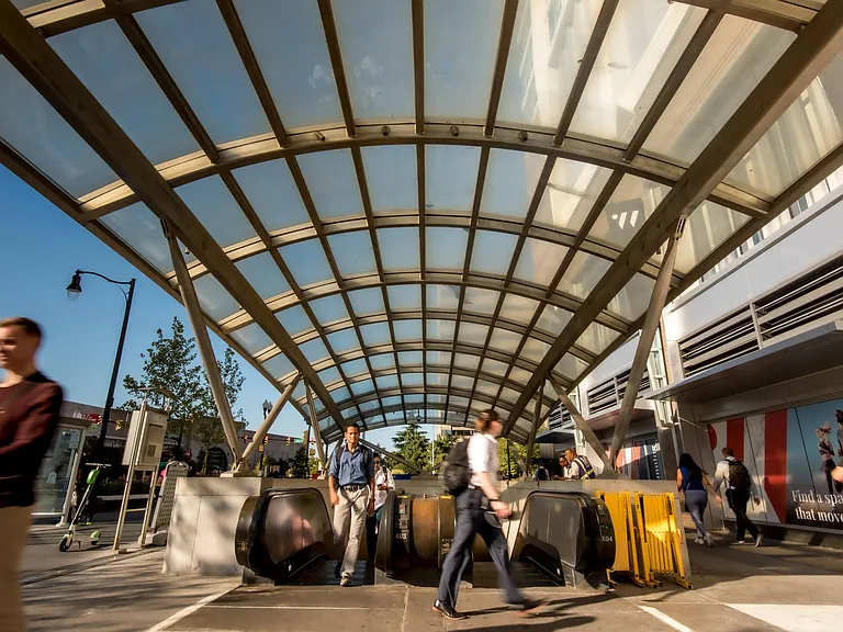Quick access to Yellow and Blue Metro lines