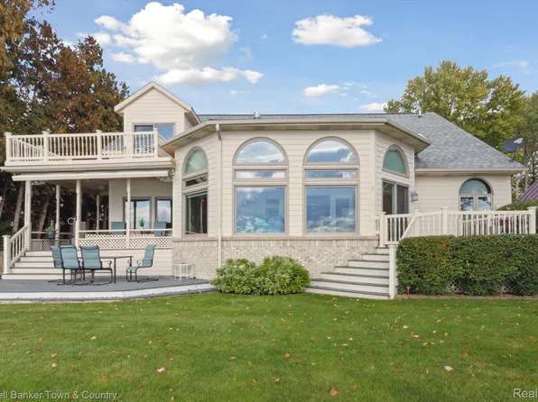 2266 Parker Dr, Wayland, MI 49348