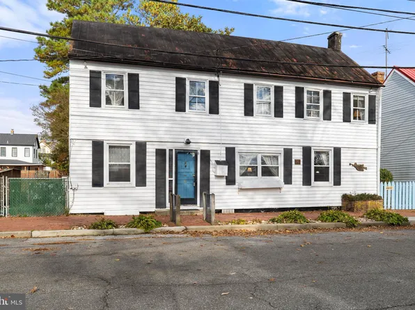 6 Delaware St, Saint Georges, DE 19733