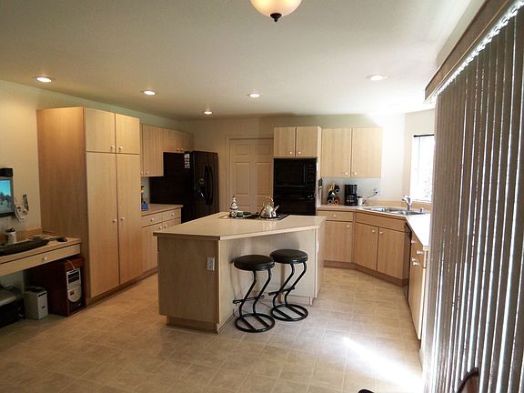 Kitchen w/island