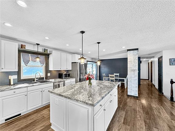 3rd image of 858 Oak Street