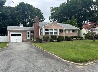 24 Perennial Dr, Cranston, RI 02920