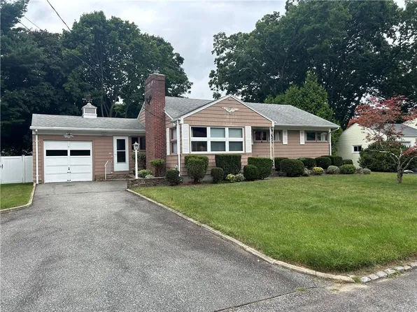 24 Perennial Dr, Cranston, RI 02920