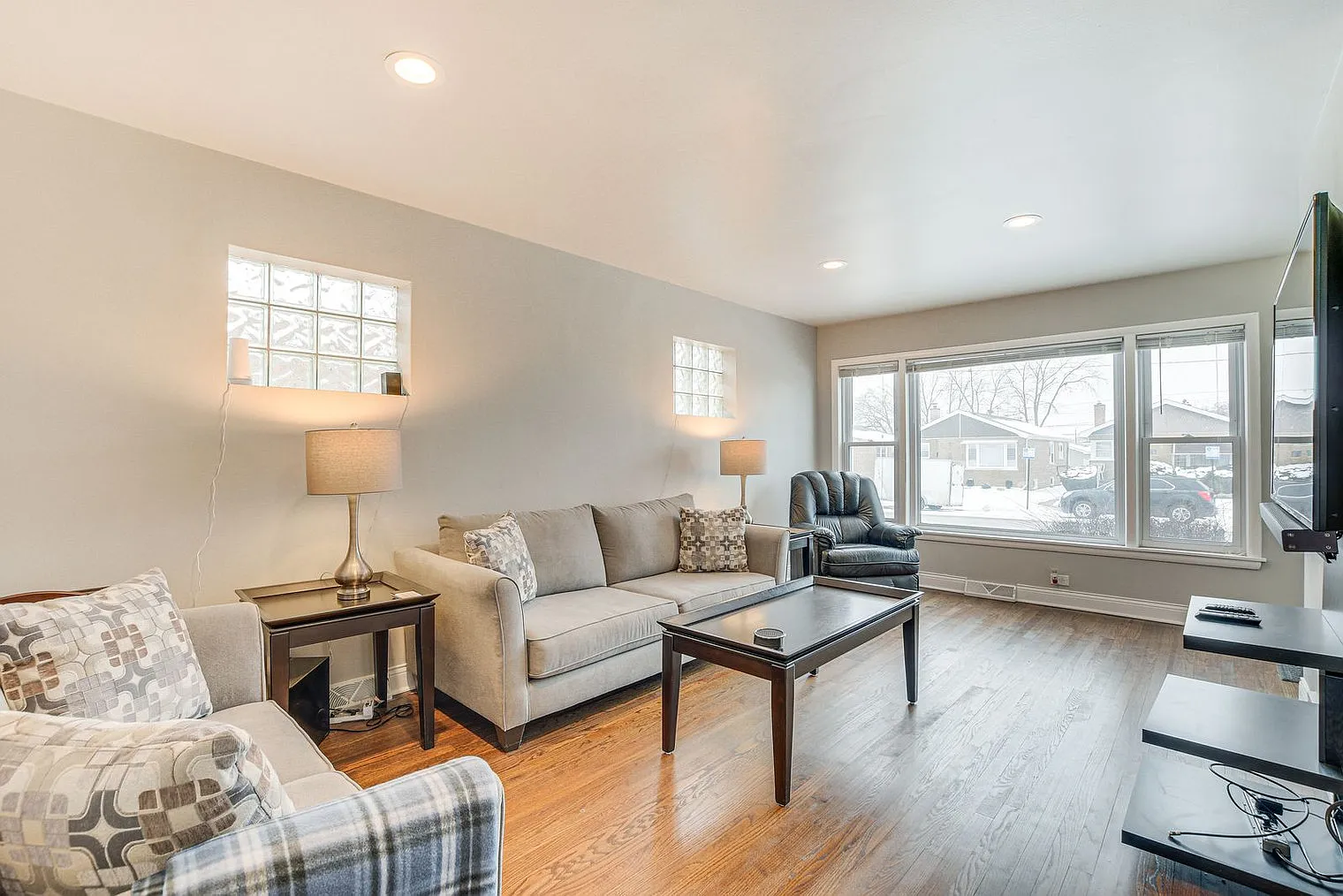 4 bed, 2.0 bath, 1022 sqft, $5,483 — Photo 1