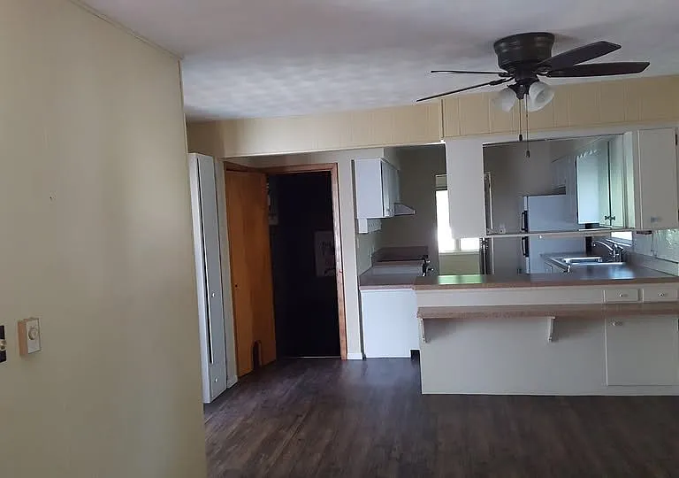 1610 Hawthorne Dr — Photo 1