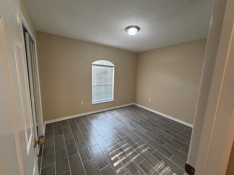 835 Lancaster Ave — Photo 14