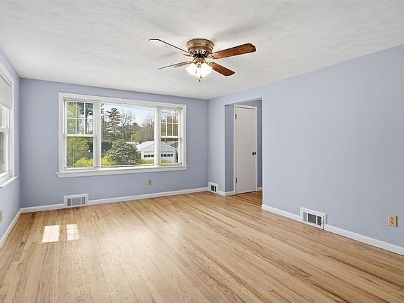 3rd image of 33 Overhill Dr