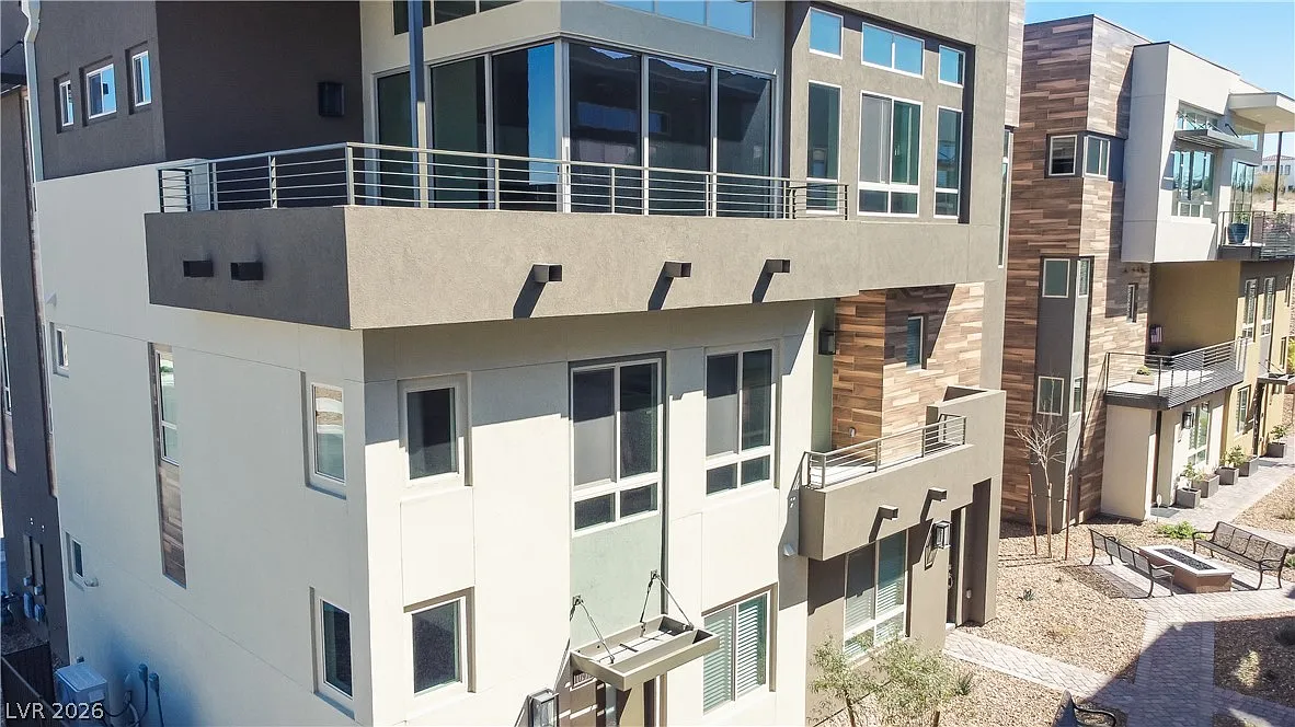 3 bed, 2.5 bath, 2436 sqft, $5,200 — Photo 1