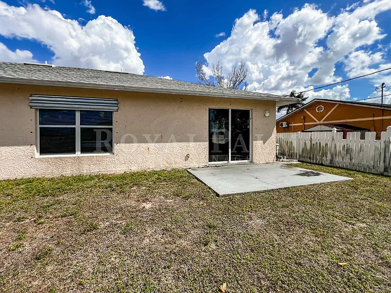 2130 NE 8th Pl — Photo 38