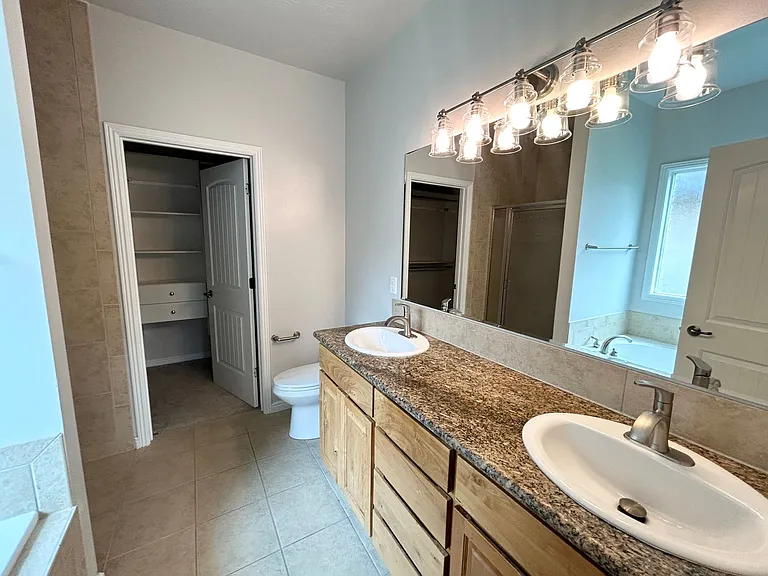 562 N Paddington Pl — Photo 16