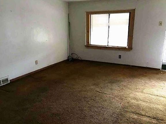 3rd image of 2719 Lincoln Way