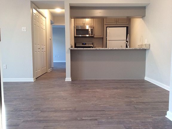4th image of 203 Parkview Blvd #203