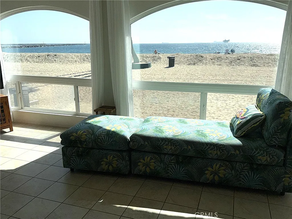 3 bed, 900 sqft, $4,150 — Photo 2