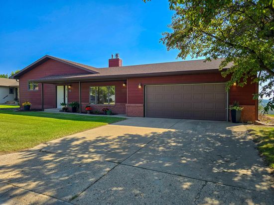 1512 Glacial Dr, Minot, ND 58703