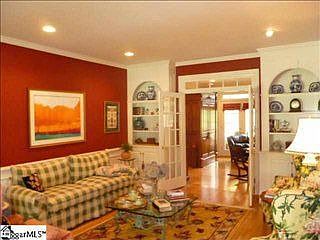 3rd image of 105 Chippendale Dr