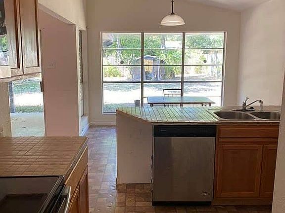 4th image of 239 Glenarm Pl