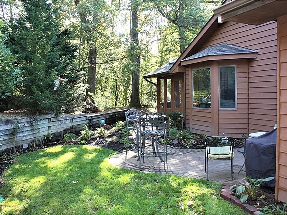 4th image of 714 Deer Path Road