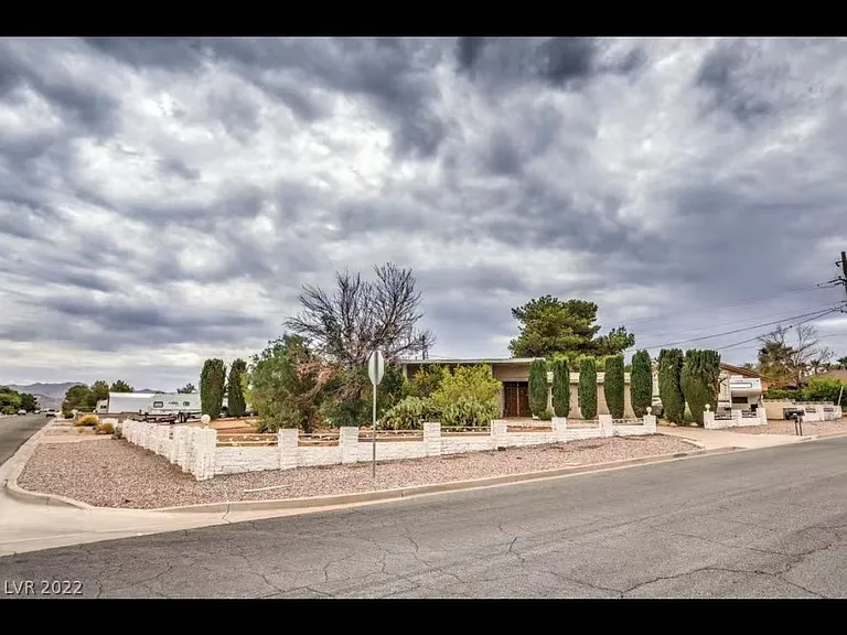 527 Canyon Rd — Photo 2
