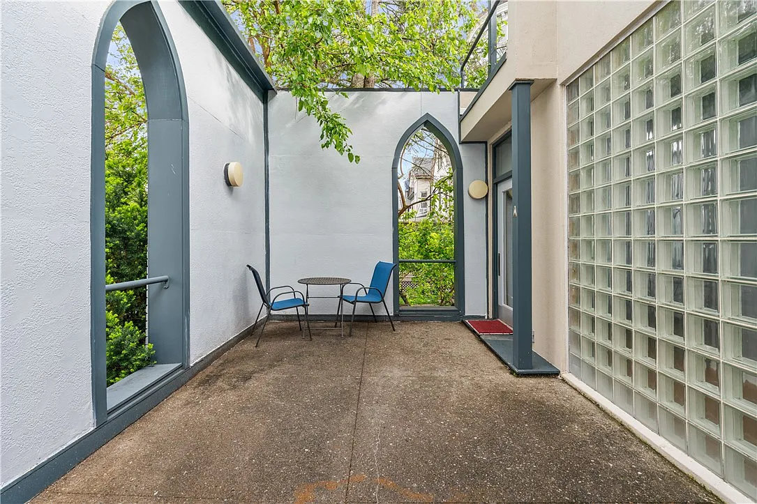 675 College St #A photo 1