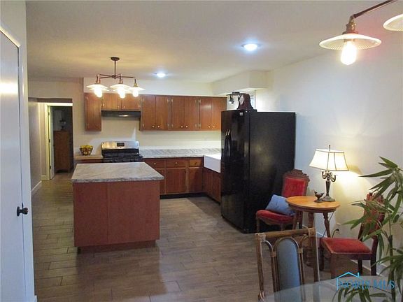 4th image of 212 Northfield Ave