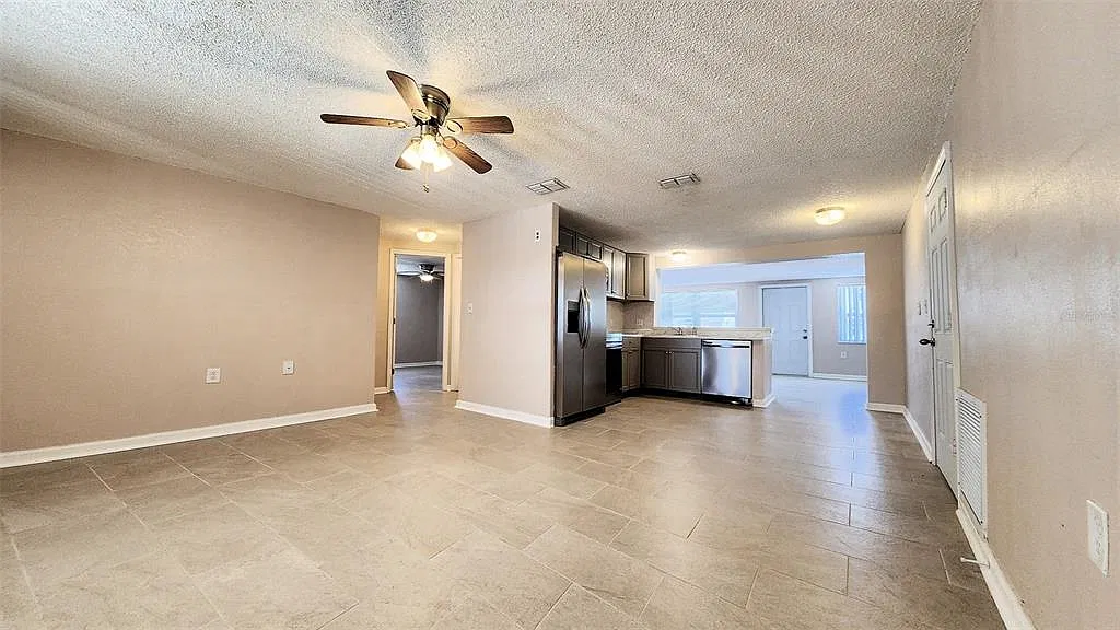 3 bed, 2.0 bath, 1348 sqft, $2,270 — Photo 4