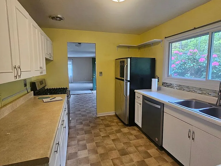 491 Westgate Dr — Photo 6