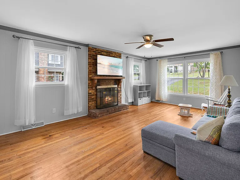 5048 Maplewood Dr — Photo 4
