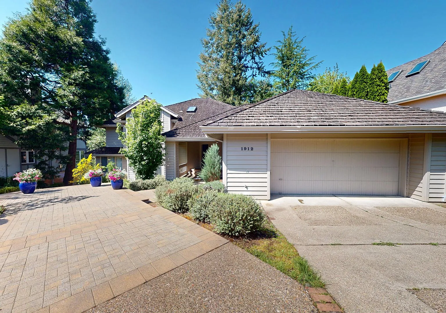 Desirable West Linn 9 Month Lease Only, Two En-Suites, High Vaulted Ceilings, Backs To Greenspace... — Photo 3