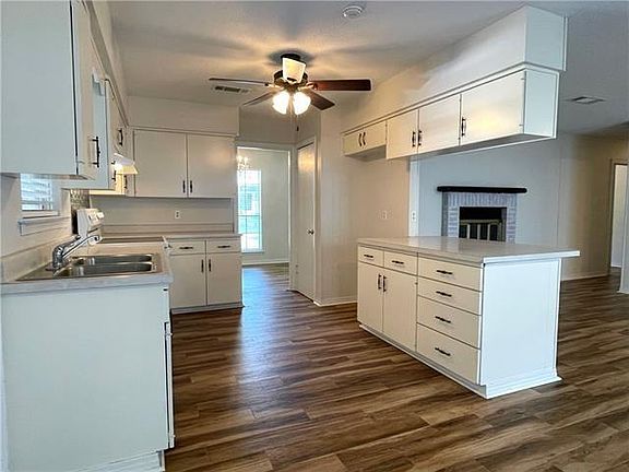 4th image of 921 Ridgelake Dr