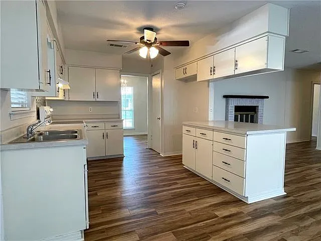 921 Ridgelake Dr — Photo 4
