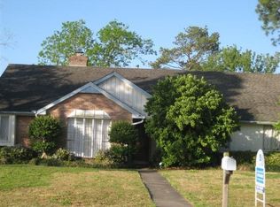 702 Quaker Dr, Friendswood, TX 77546