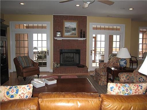 Gas FP and french doors to porch