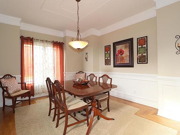 2nd image of 1113 White Oak Ln