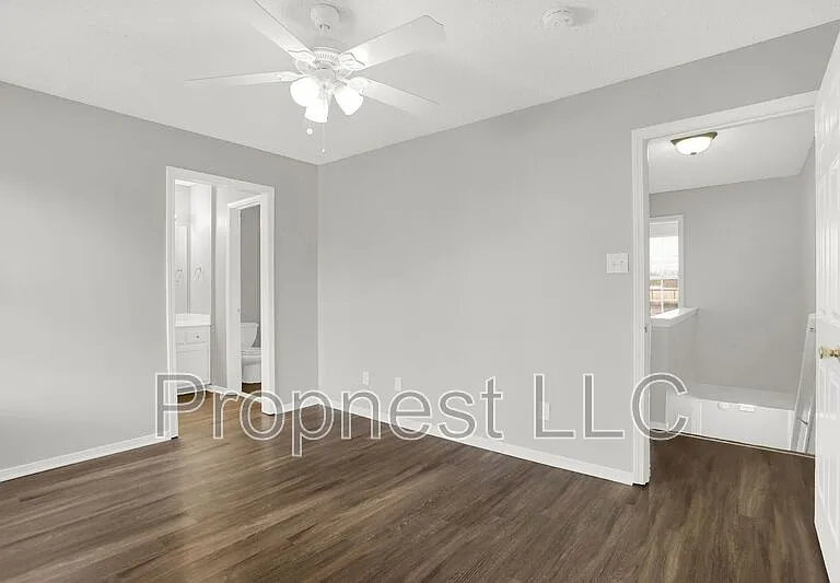 817 Barrington Woods Cv — Photo 6