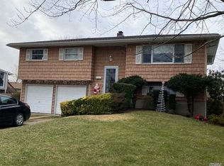 460 Freeman Ave, Brentwood, NY 11717